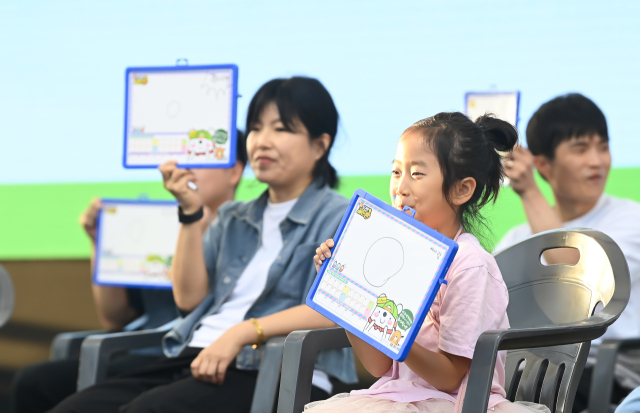 20일 대전 한빛탑에서 열린 ‘2025 우리농수축산물큰잔치 제23회 대전세종충청 푸드&맥주페스타’에서 농수산물 퀴즈대회가 진행되고 있다. 김주형 기자 kjh2667_@cctoday.co.kr