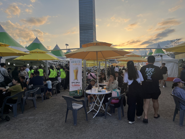 ‘2025 우리농수산물큰잔치 제23회 대전·세종·충청 푸드&맥주페스타’ 기간 동안 운영된 맥주존은 선선한 가을밤 날씨를 배경으로 무제한 맥주를 즐길 수 있는 공간으로 조성되면서 시민들의 발걸음을 사로잡았다. 사진=조정민 기자