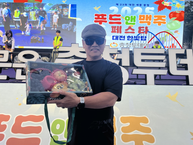 ‘2025 우리농수산물큰잔치 제23회 대전·세종·충청 푸드&맥주페스타’의 ‘맥주 컬링대회’에서 우승한 금다래(65)씨. 사진=조정민 기자