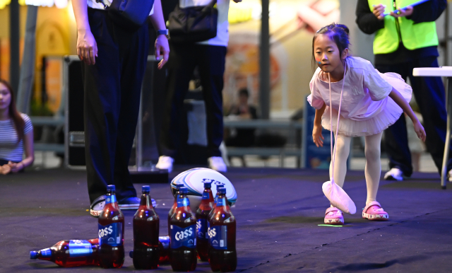 20일 대전 한빛탑에서 열린 ‘2025 우리농수축산물큰잔치 제23회 대전세종충청 푸드&맥주페스타'에서 맥주병 쓰러트리기 대회에 참가한 시민들이 대회를 즐기고 있다. 김주형 기자 kjh2667_@cctoday.co.kr