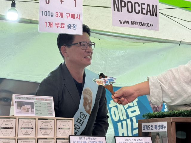 19일 한빛탑 일원에서 개최된 '2025 우리농수산물큰잔치 제23회 대전·세종·충청 푸드페스타' 행사장에서 판매촉진 이벤트가 진행되고 있다. 사진= 권오선 기자.