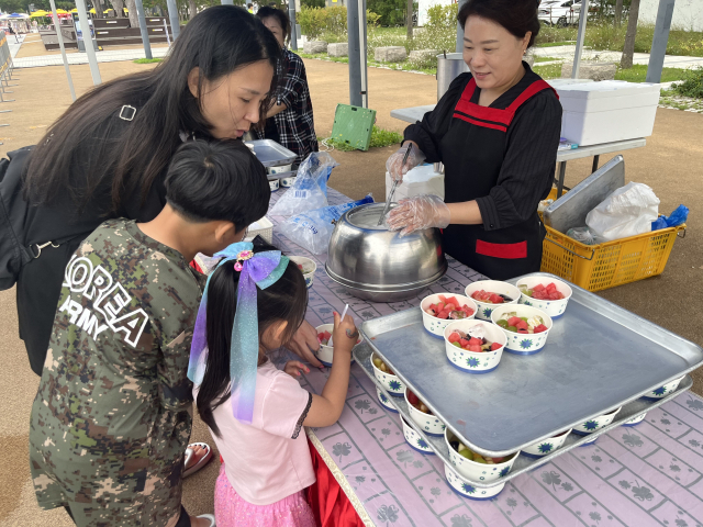 대전 유성구 한빛탑 일원에서 열린 ‘2025 우리농수산물큰잔치 제23회 대전·세종·충청 푸드&맥주페스타’는 지역 농수산물을 주제로 한 다채로운 행사로 시민들의 눈길을 끌었다. 사진=조정민 기자