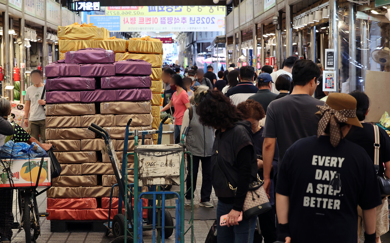 2차 민생 회복 소비쿠폰 지급을 하루 앞둔 21일 서울 동대문구 청량리 종합시장에 추석 선물용 상자가 쌓여 있다.1인당 10만원씩 지급하는 2차 소비쿠폰은 소득 하위 90% 국민을 대상으로 지급한다. 지급된 소비쿠폰은 11월 30일까지 사용 가능하며, 기간 내 사용하지 않으면 잔액은 자동 소멸한다. 2025.9.21