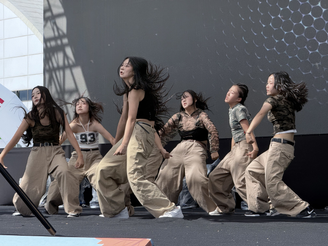 21일 대전 유성구 엑스포 과학공원 일원에서 열린 '2025 우리농수축산물큰잔치 대전·세종·충청 푸드&맥주페스타' 댄스&보컬 선발대회에서 땐보걸즈 팀이 힙합 댄스 공연을 선보이고 있다. 사진=이석준 기자