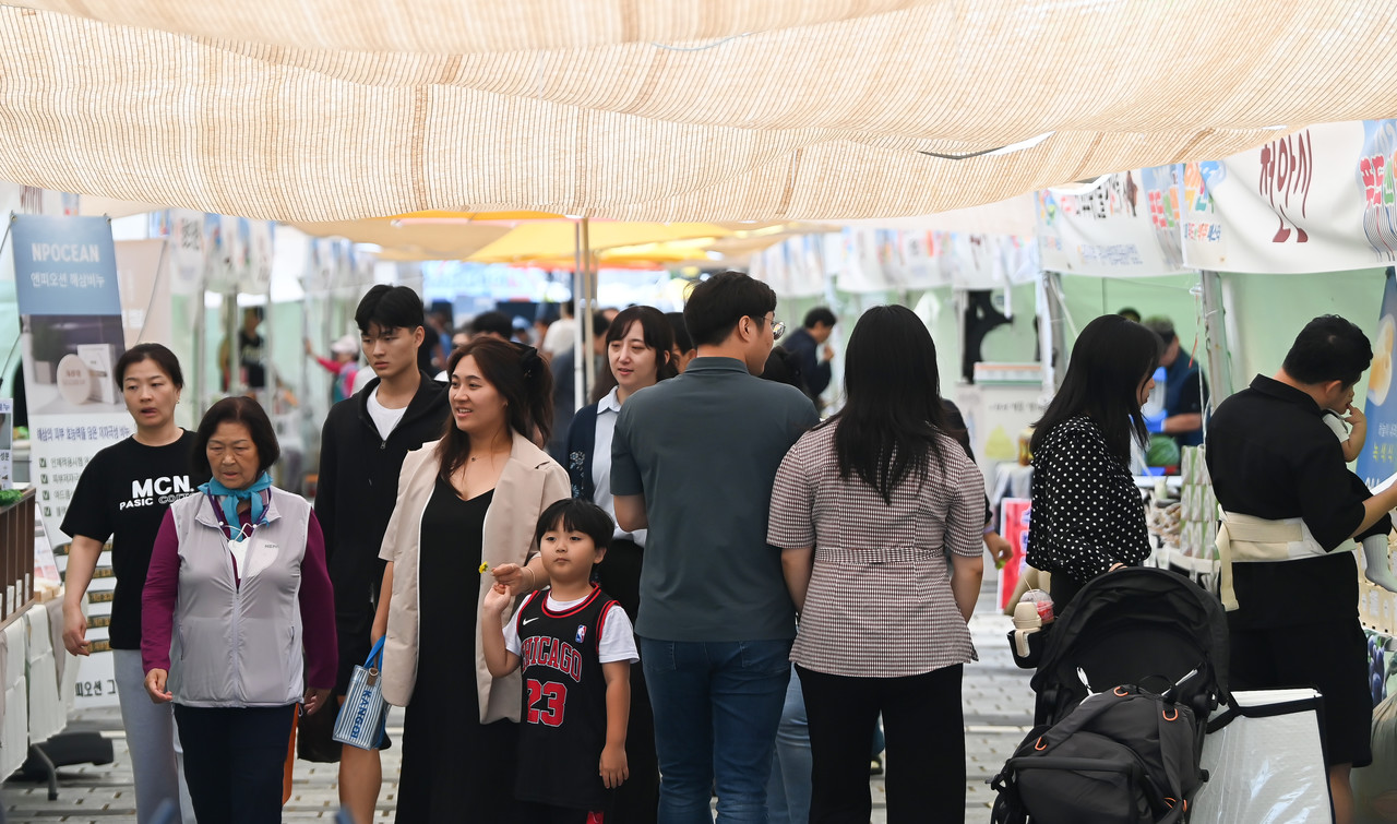 21일 대전 한빛탑에서 열린 ‘2025 우리농수축산물큰잔치 제23회 대전세종충청 푸드&맥주페스타'를 찾은 시민들이 농수축산물을 살펴보고 있다. 김주형 기자 kjh2667_@cctoday.co.kr