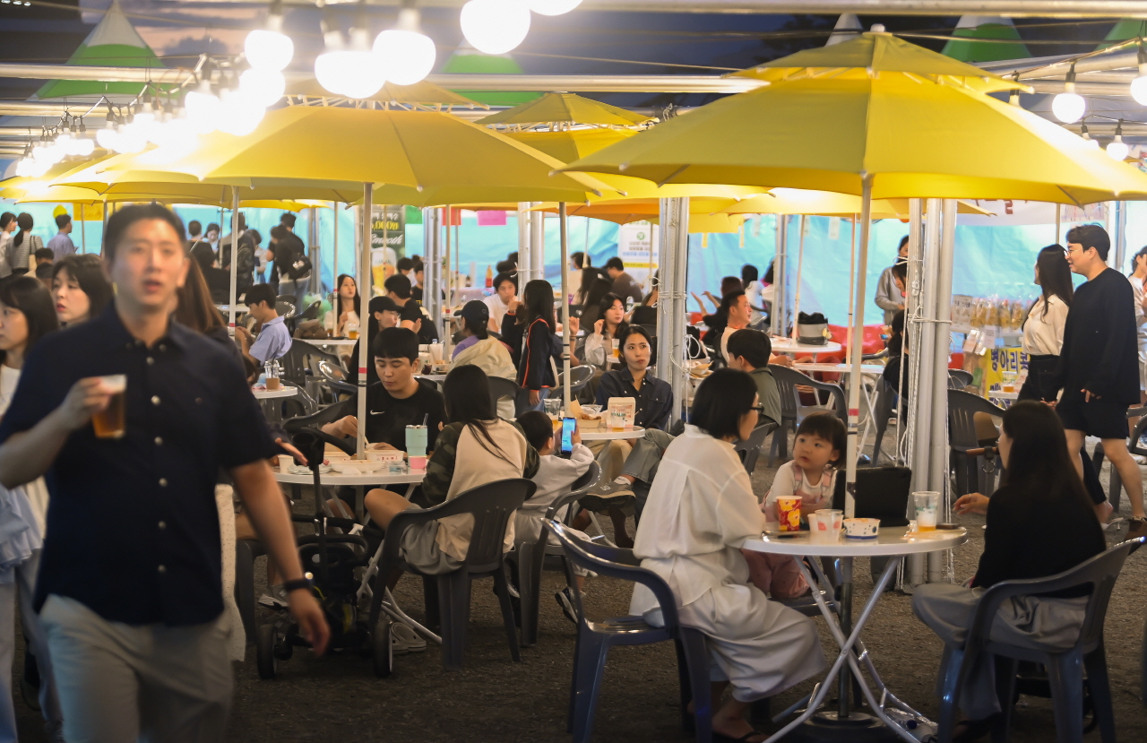20일 대전 한빛탑에서 열린 ‘2025 우리농수축산물큰잔치 제23회 대전세종충청 푸드&맥주페스타'를 찾은 시민들이 축제를 즐기고 있다. 김주형 기자 kjh2667_@cctoday.co.kr