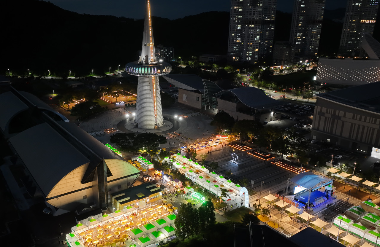 20일 대전 한빛탑에서 열린 ‘2025 우리농수축산물큰잔치 제23회 대전세종충청 푸드&맥주페스타'를 찾은 시민들이 축제를 즐기고 있다. 김주형 기자 kjh2667_@cctoday.co.kr