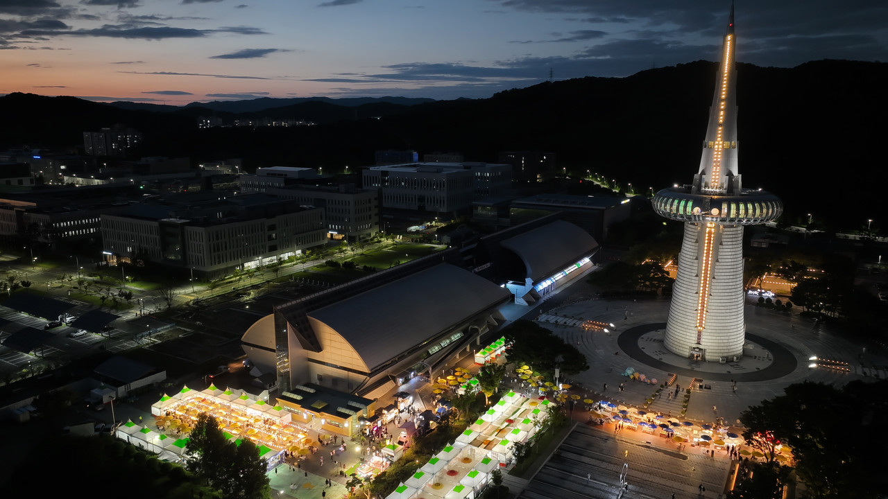 20일 대전 한빛탑에서 열린 ‘2025 우리농수축산물큰잔치 제23회 대전세종충청 푸드&맥주페스타'를 찾은 시민들이 축제를 즐기고 있다. 김주형 기자 kjh2667_@cctoday.co.kr