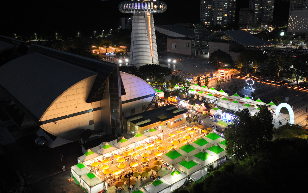 20일 대전 한빛탑에서 열린 ‘2025 우리농수축산물큰잔치 제23회 대전세종충청 푸드&맥주페스타'를 찾은 시민들이 축제를 즐기고 있다. 김주형 기자 kjh2667_@cctoday.co.kr