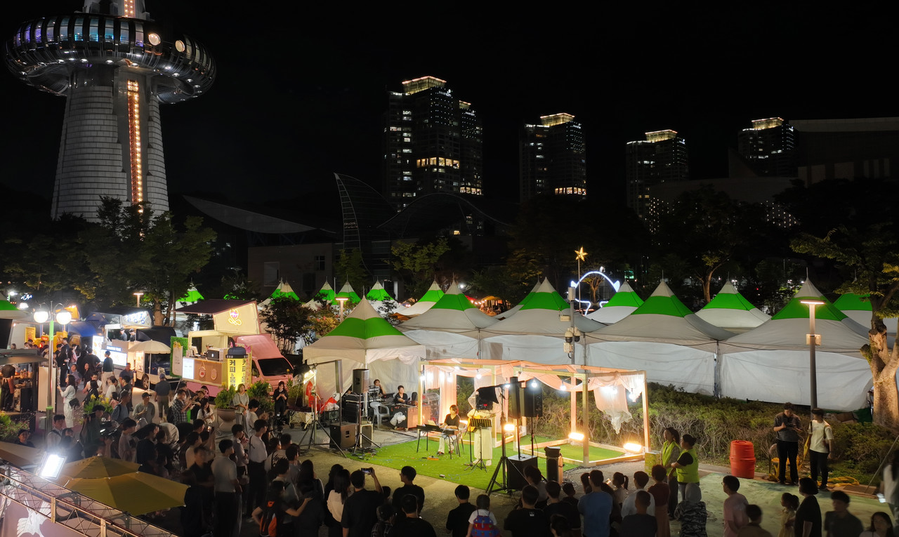 20일 대전 한빛탑에서 열린 ‘2025 우리농수축산물큰잔치 제23회 대전세종충청 푸드&맥주페스타'를 찾은 시민들이 축제를 즐기고 있다. 김주형 기자 kjh2667_@cctoday.co.kr