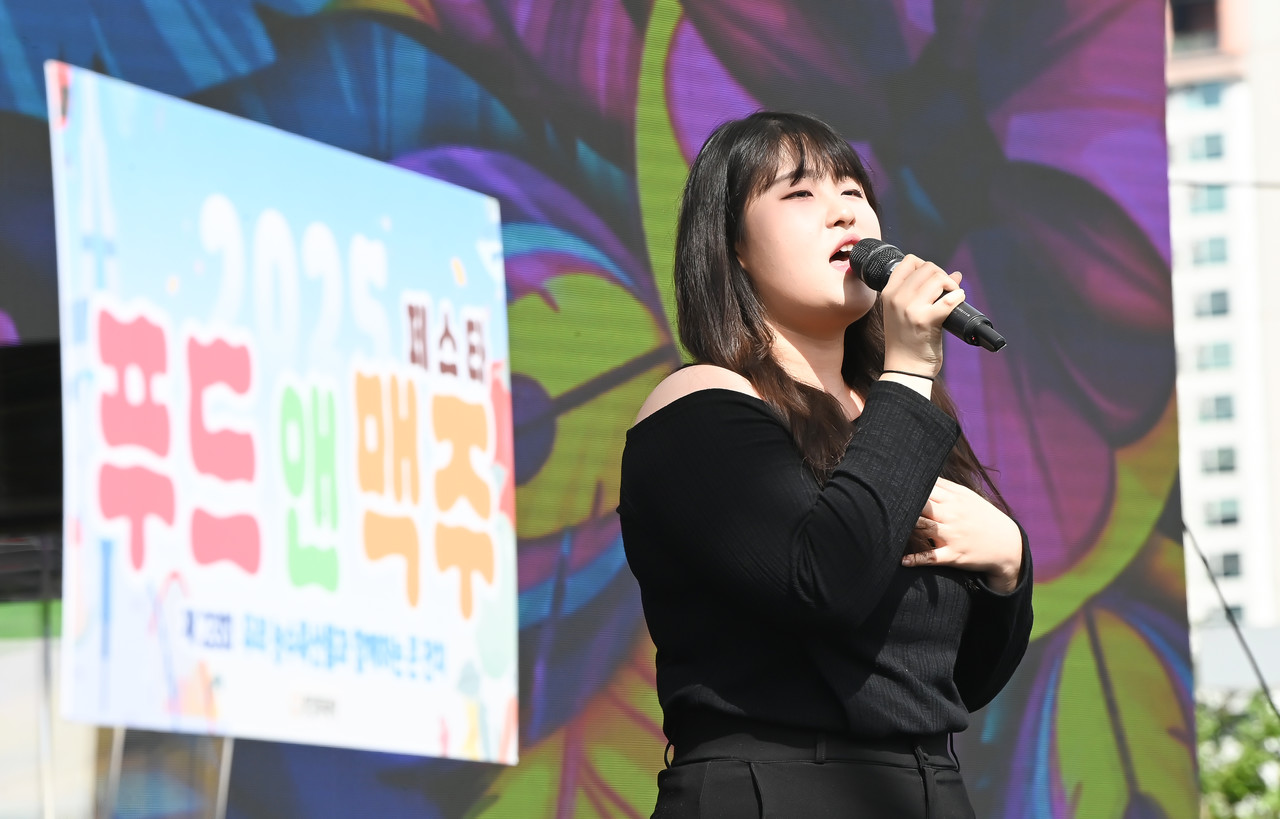 21일 대전 한빛탑에서 열린 ‘2025 우리농수축산물큰잔치 제23회 대전세종충청 푸드&맥주페스타' 댄스&보컬 경연대회에 참가한 참가자들이 멋진 공연을 선보이고 있다. 김주형 기자 kjh2667_@cctoday.co.kr