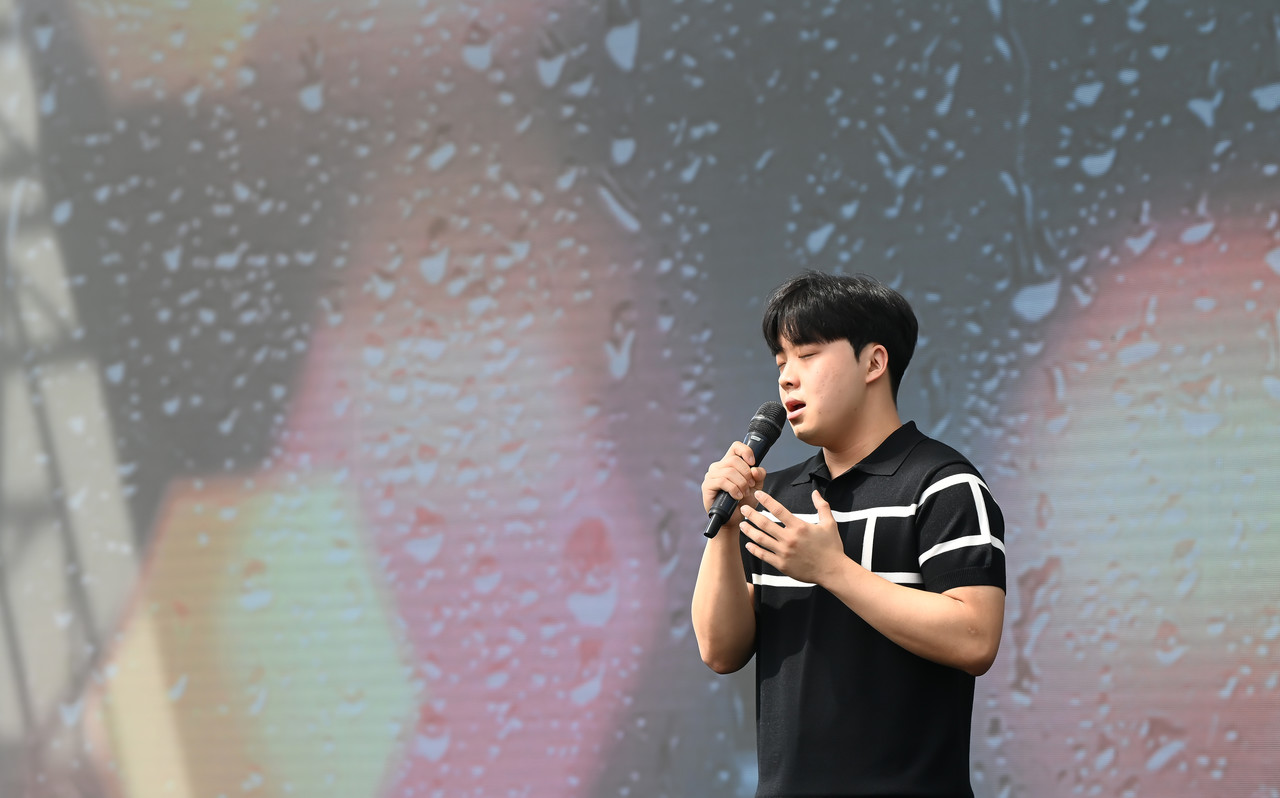 21일 대전 한빛탑에서 열린 ‘2025 우리농수축산물큰잔치 제23회 대전세종충청 푸드&맥주페스타' 댄스&보컬 경연대회에 참가한 참가자들이 멋진 공연을 선보이고 있다. 김주형 기자 kjh2667_@cctoday.co.kr