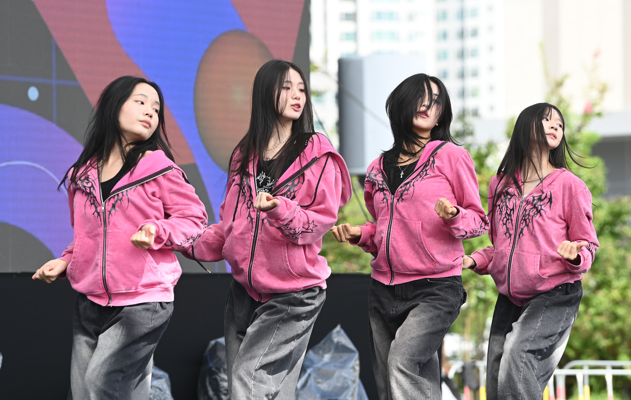 21일 대전 한빛탑에서 열린 ‘2025 우리농수축산물큰잔치 제23회 대전세종충청 푸드&맥주페스타' 댄스&보컬 경연대회에 참가한 참가자들이 멋진 공연을 선보이고 있다. 김주형 기자 kjh2667_@cctoday.co.kr