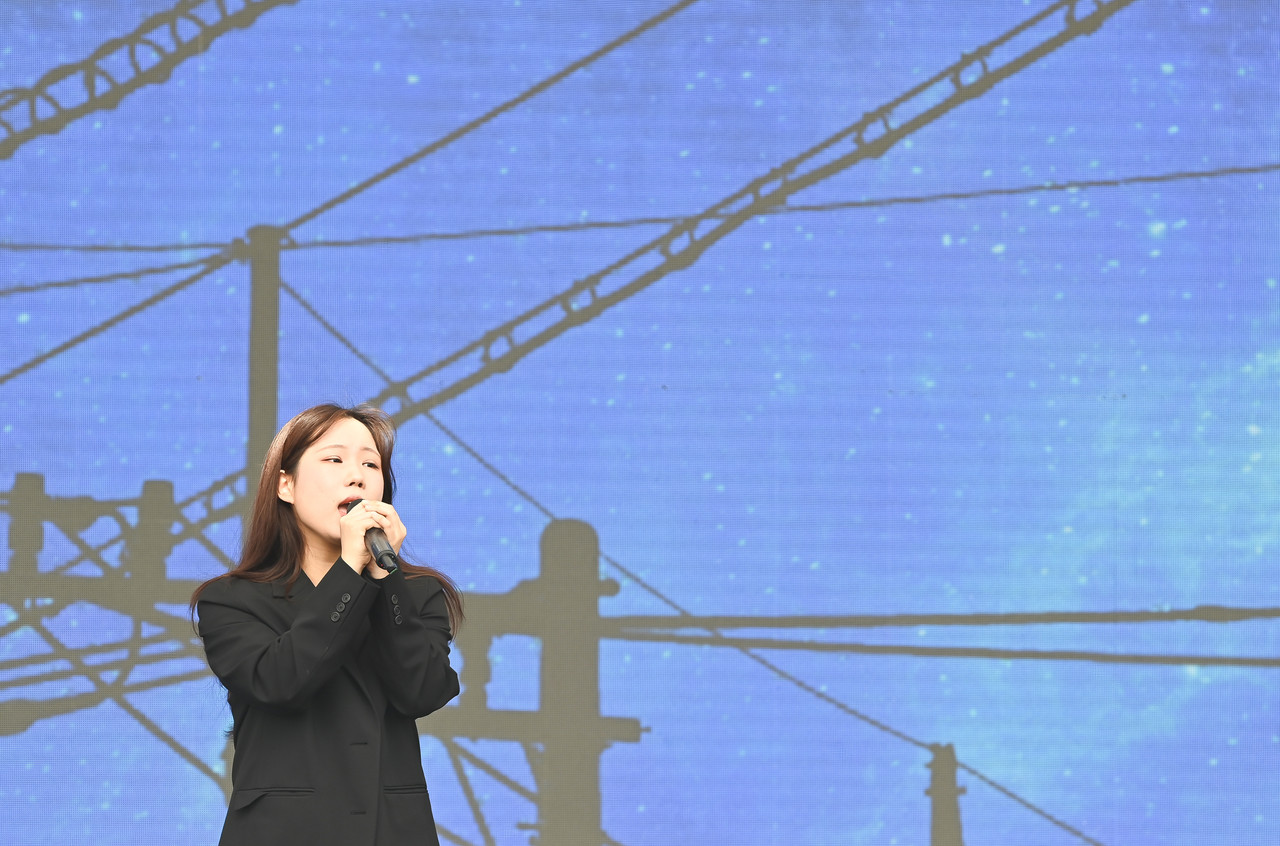 21일 대전 한빛탑에서 열린 ‘2025 우리농수축산물큰잔치 제23회 대전세종충청 푸드&맥주페스타' 댄스&보컬 경연대회에 참가한 참가자들이 멋진 공연을 선보이고 있다. 김주형 기자 kjh2667_@cctoday.co.kr