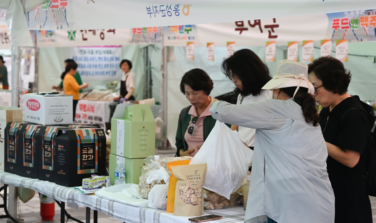 21일 대전 한빛탑에서 열린 ‘2025 우리농수축산물큰잔치 제23회 대전세종충청 푸드&맥주페스타'를 찾은 시민들이 농수축산물을 살펴보고 있다. 김주형 기자 kjh2667_@cctoday.co.kr