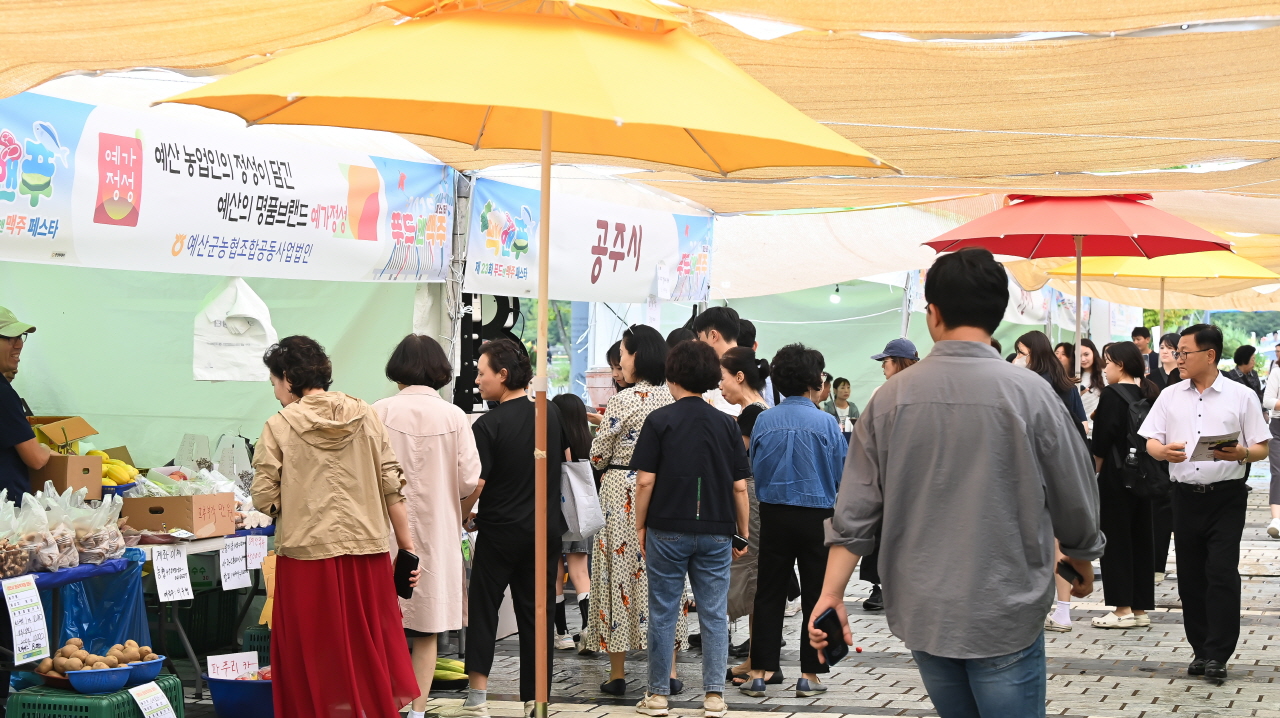 21일 대전 한빛탑에서 열린 ‘2025 우리농수축산물큰잔치 제23회 대전세종충청 푸드&맥주페스타'를 찾은 시민들이 농수축산물을 살펴보고 있다. 김주형 기자 kjh2667_@cctoday.co.kr