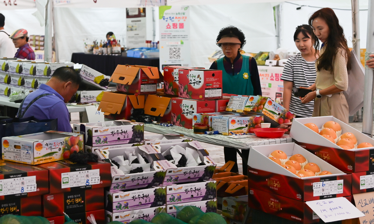 21일 대전 한빛탑에서 열린 ‘2025 우리농수축산물큰잔치 제23회 대전세종충청 푸드&맥주페스타'를 찾은 시민들이 농수축산물을 살펴보고 있다. 김주형 기자 kjh2667_@cctoday.co.kr