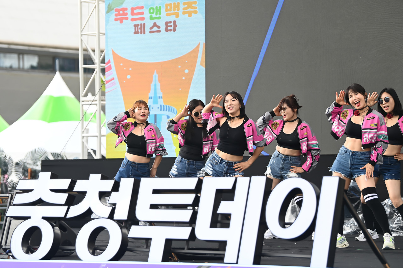 20일 대전 한빛탑에서 열린 ‘2025 우리농수축산물큰잔치 제23회 대전세종충청 푸드&맥주페스타' 한국머슬핏댄스와 함께하는 댄스댄스페스티벌에 참가한 참가자들이 멋진 공연을 선보이고 있다. 김주형 기자 kjh2667_@cctoday.co.kr