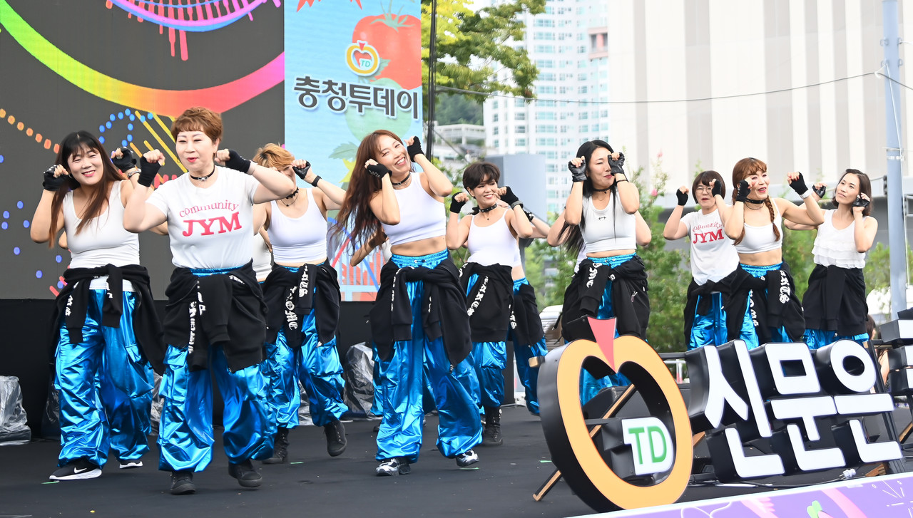 20일 대전 한빛탑에서 열린 ‘2025 우리농수축산물큰잔치 제23회 대전세종충청 푸드&맥주페스타' 한국머슬핏댄스와 함께하는 댄스댄스페스티벌에 참가한 참가자들이 멋진 공연을 선보이고 있다. 김주형 기자 kjh2667_@cctoday.co.kr