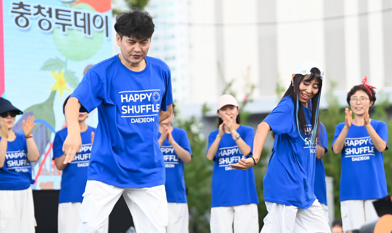 20일 대전 한빛탑에서 열린 ‘2025 우리농수축산물큰잔치 제23회 대전세종충청 푸드&맥주페스타' 한국머슬핏댄스와 함께하는 댄스댄스페스티벌에 참가한 참가자들이 멋진 공연을 선보이고 있다. 김주형 기자 kjh2667_@cctoday.co.kr