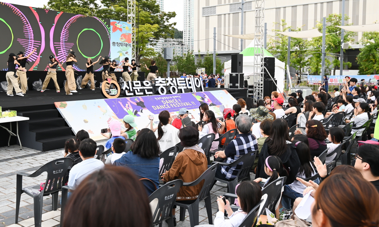 20일 대전 한빛탑에서 열린 ‘2025 우리농수축산물큰잔치 제23회 대전세종충청 푸드&맥주페스타'를 찾은 시민들이 한국머슬핏댄스와 함께하는 댄스댄스페스티벌을 관람하고 있다. 김주형 기자 kjh2667_@cctoday.co.kr