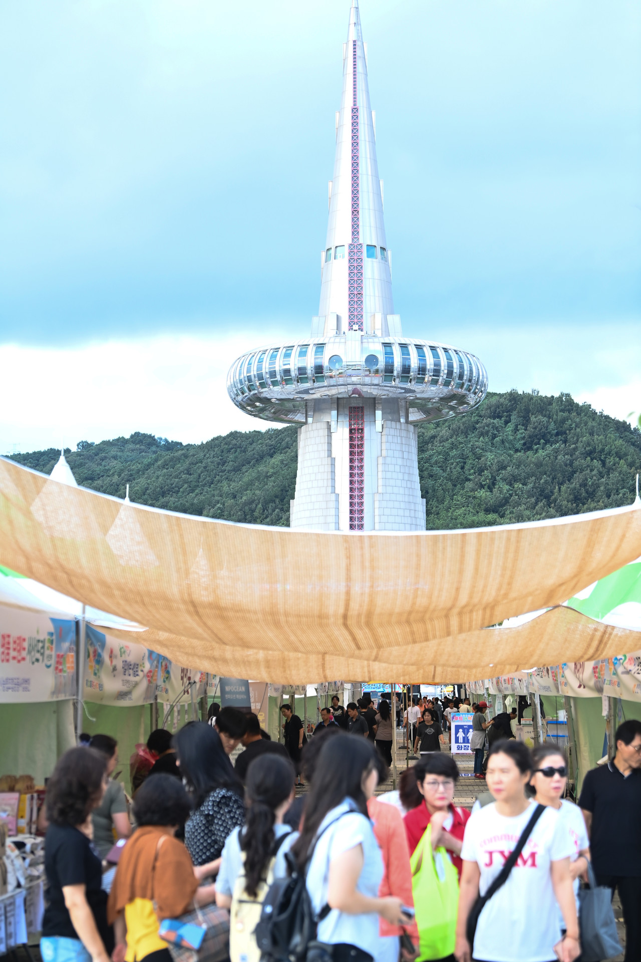 21일 대전 한빛탑에서 열린 ‘2025 우리농수축산물큰잔치 제23회 대전세종충청 푸드&맥주페스타'를 찾은 시민들이 농수축산물을 살펴보고 있다. 김주형 기자 kjh2667_@cctoday.co.kr