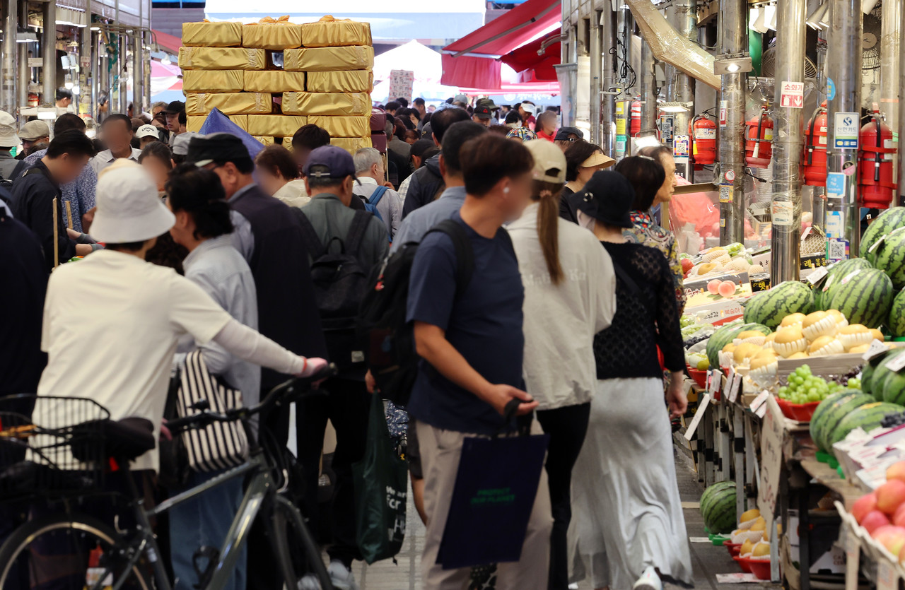 2차 민생 회복 소비쿠폰 지급을 하루 앞둔 21일 서울 동대문구 청량리 종합시장에 추석 선물용 상자가 쌓여 있다.1인당 10만원씩 지급하는 2차 소비쿠폰은 소득 하위 90% 국민을 대상으로 지급한다. 지급된 소비쿠폰은 11월 30일까지 사용 가능하며, 기간 내 사용하지 않으면 잔액은 자동 소멸한다. 2025.9.21 사진=연합뉴스. 