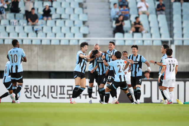 21일 천안종합운동장에서 치러진 ‘하나은행 K리그2 2025’ 30라운드 천안과 화성의 경기는 2대 2 무승부로 마무리됐다. 후반 득점에 성공한 천안 이종성이 동료들로부터 축하를 받고 있다. 한국프로축구연맹 제공.