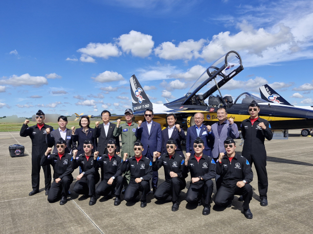 블랙이글스 조정사와 내외빈 단체 사진.(사진=전종원 기자)