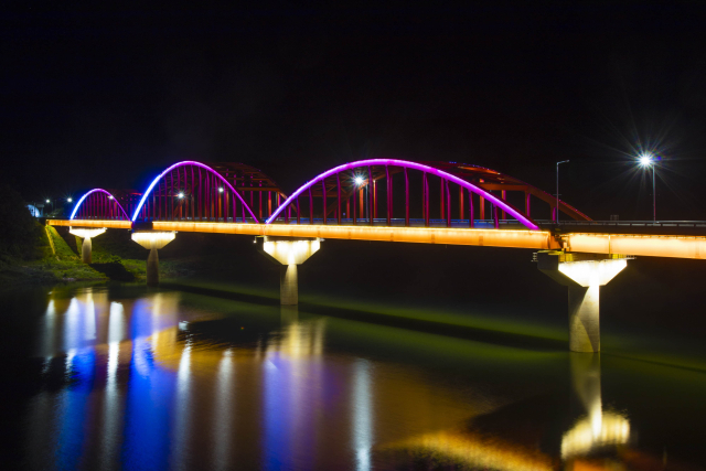 단양군이 낮에는 자연과 체험, 밤에는 빛과 낭만을 즐길 수 있는 차별화된 관광 패턴을 정착시켜 이목이 집중된다. 사진은 삼봉교 아름다운 야경 모습. 단양군 제공