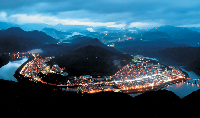 단양군이 낮에는 자연과 체험, 밤에는 빛과 낭만을 즐길 수 있는 차별화된 관광 패턴을 정착시켜 이목이 집중된다. 사진은 아름다운 단양읍 야경 모습. 단양군 제공