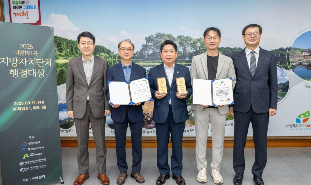 김창규 제천시장(가운데)과 관련 부서장들이 기념사진을 찍고 있다.제천시 제공