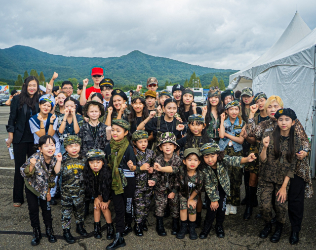 밀리터리 복장을 하고 패션쇼에 참여한 어린이 모델과 시니어모델들의 워킹은 관람객들의 뜨거운 호응을 받았다.사진=김익환 기자