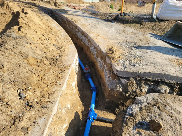 음성군 수도사업소는 ‘낙후지역 먹는 물 수질개선 사업’을 추진한다. 사진은 지난해 감곡 문촌3리 수도관로 교체 모습. 음성군제공