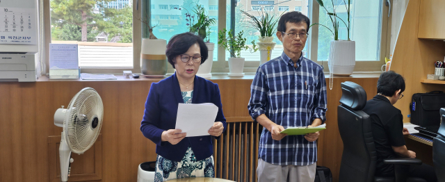 옥천군 군서면 금천마을의 녹색관광센터 관련 회계가 불투명하다며 가칭 금천마을 부패방지협의회가 22일 옥천군청 홍보실에서 기자회견을 했다.(사진/박병훈 기자)