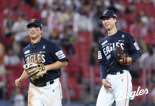 노시환(왼쪽), 엄상백 한화이글스 선수. 한화 제공