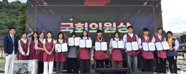 지난 20일 경기 수원에서 열린 ‘2025 K-FOOD 한국음식 맛 체험 박람회’에 참가한 배재대 외식조리학과 ‘대상탈래말래 팀(이희선, 염성민)’이 2인 1조 전시부문에서 금상과, 한식세계화융합부문 최우수상을 수상했다. 배재대 제공