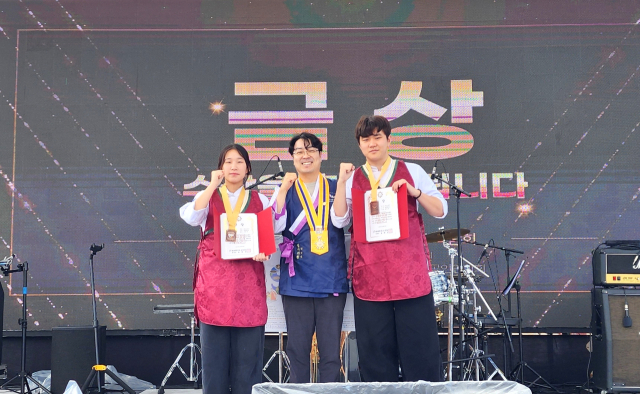 지난 20일 경기 수원에서 열린 ‘2025 K-FOOD 한국음식 맛 체험 박람회’에 참가한 배재대 외식조리학과 ‘대상탈래말래 팀(이희선, 염성민)’이 2인 1조 전시부문에서 금상과, 한식세계화융합부문 최우수상을 수상했다. 배재대 제공