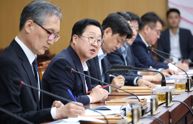 이장우 대전시장은 22일 주간업무회의를 열고 한밭야구장 철거 여부와 추석 연휴를 앞둔 시민 생활 안정 대책 등을 논의했다. 대전시 제공