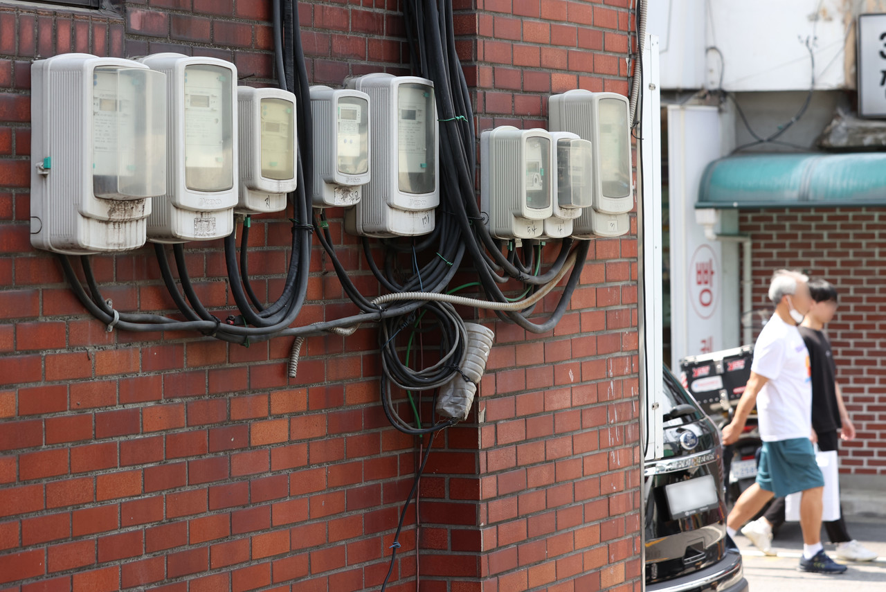 시내 한 주택 외벽에 전력량계가 부착돼 있다. 사진=연합뉴스. 