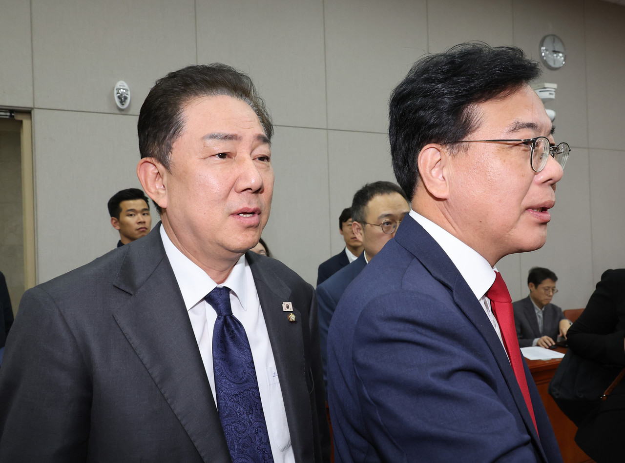 22일 서울 여의도 국회에서 열린 국회운영위원회 전체회의가 산회 한 뒤 더불어민주당 김병기 원내대표와 국민의힘 송언석 원내대표가 의원들과 대화를 나누고 있다. 2025.9.22 사진=연합뉴스.