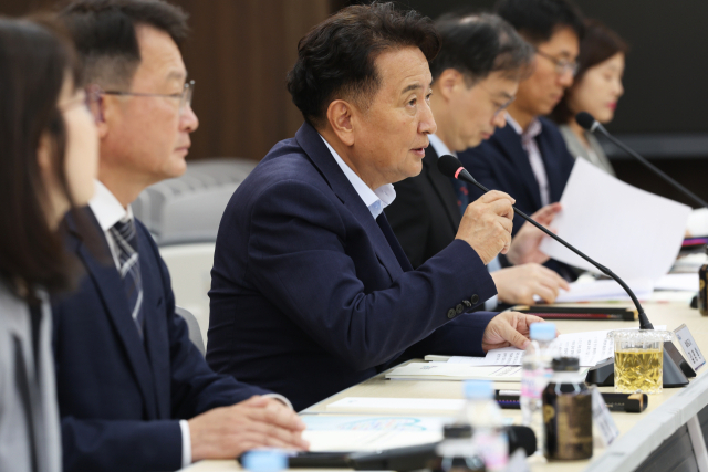 22일 충북도의회 다목적회의실에서 충북도와 충북상공회의소협의회 등 19개 지역 경제기관·단체가 참석한 전략회의가 열린 가운데 김영환 충북지사가 발언을 하고 있다. 충북도 제공