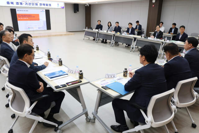 22일 충북도의회 다목적회의실에서 충북도와 충북상공회의소협의회 등 19개 지역 경제기관·단체가 참석한 전략회의가 열리고 있다. 충북도 제공