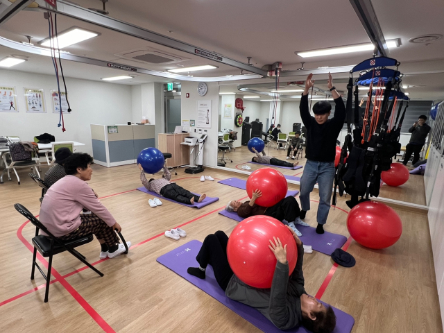 청양읍 교월리 고령자복지주택에 입주한 어르신들이 돌봄 서비스를 받고 있다.