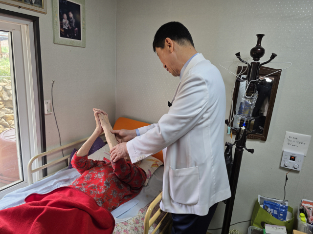 고령자복지주택 입주 어르신이 의료 서비스를 받고 있다.