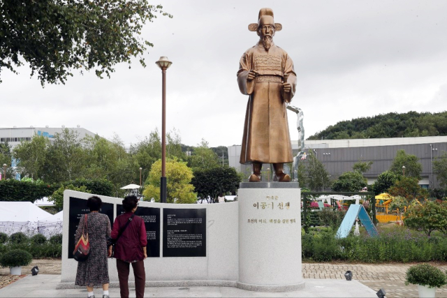 관람객들이 어의 이공기 선생의 동상을 바라보고 있다.제천=이대현 기자