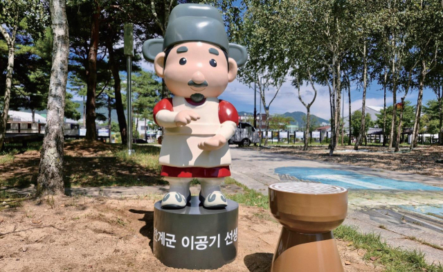 이공기 선생 캐릭터 조형물.제천시 제공