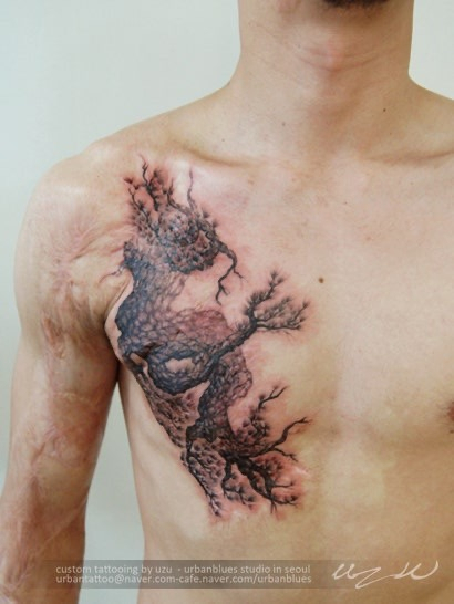 유주 타투이스트가 작업한 소나무 문신. 유주 제공