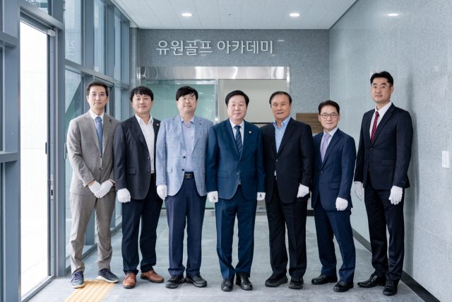 유원골프재단이 지난 22일 충남대학교 스포츠콤플렉스에서 유원골프아카데미 17호점 설립하고 제막식을 진행했다.골프존 그룹 제공.