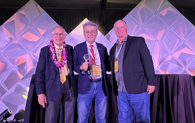 정강환 배재대 관광축제한류대학원 원장이 미국 캘리포니아주 팜스프링스에서 열린 세계축제협회 창립 70주년 컨벤션&엑스포 공식 시상식에서 ‘명예의 전당’에 헌액됐다. 배재대 제공